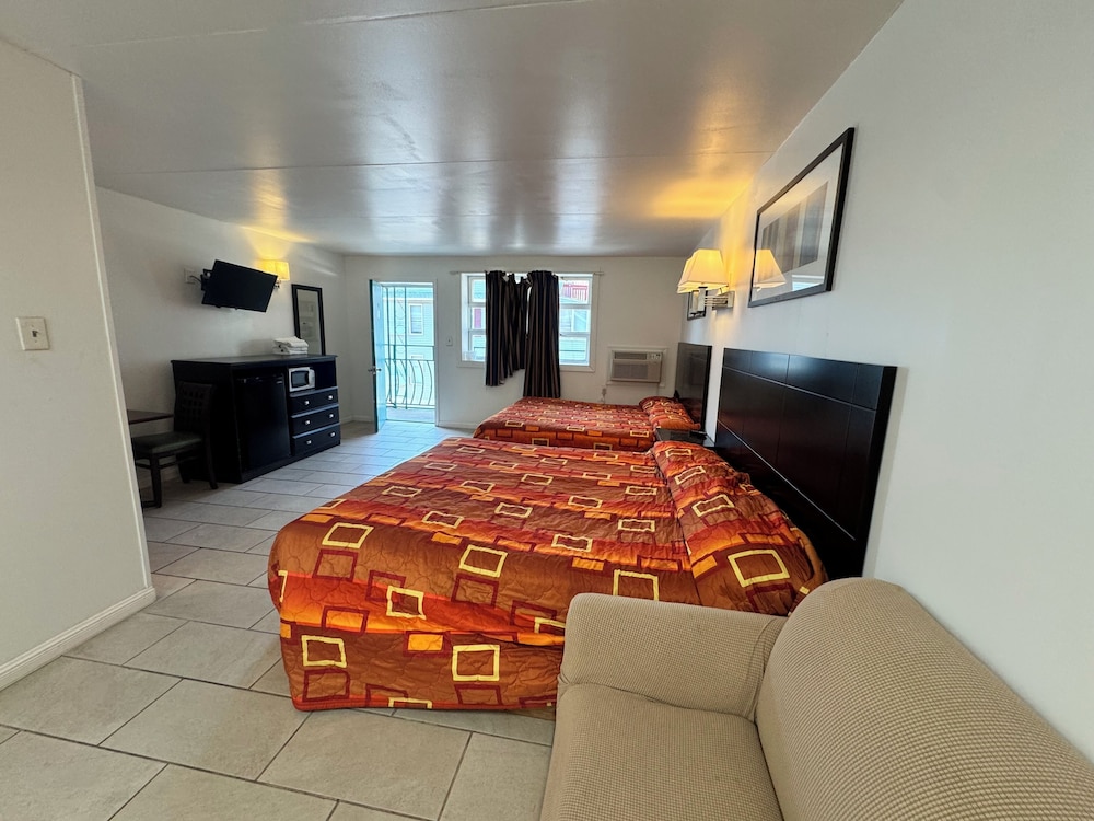 Suite - Photo 30