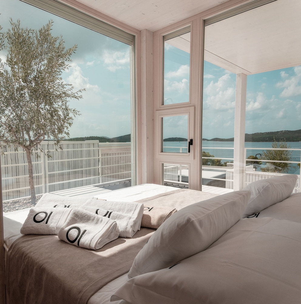 Deluxe House photo 1