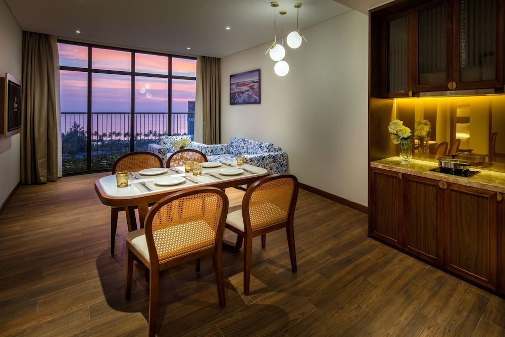 Executive Suite, 3 Bedrooms, Non Smoking, Balcony (Living Room)