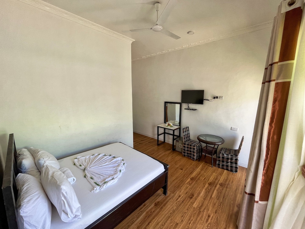 Comfort Room, 1 Queen Bed, Pool View