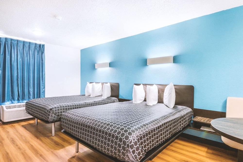 Comfort Room, 2 Queen Beds, Non Smoking, Kitchenette photo 3