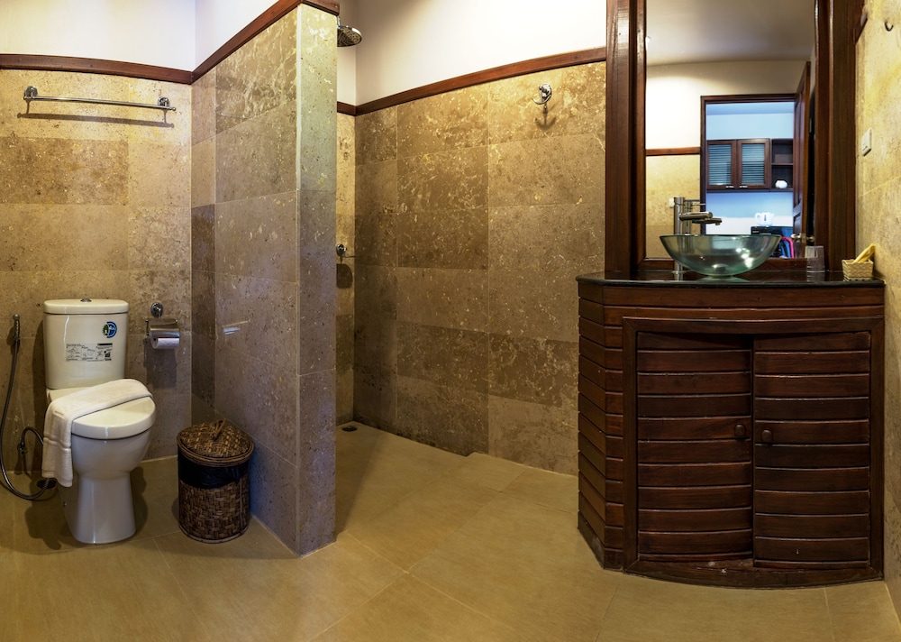 Deluxe Room with Balcony - Photo 9