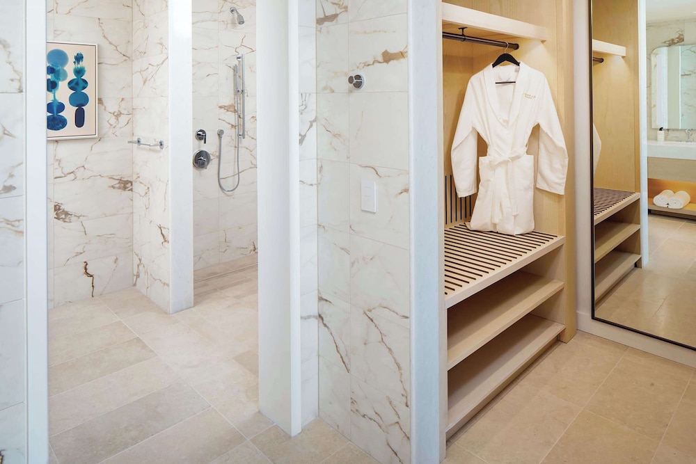 One Bedroom Suite - Lagoon View (Mobility, Roll-In Shower)