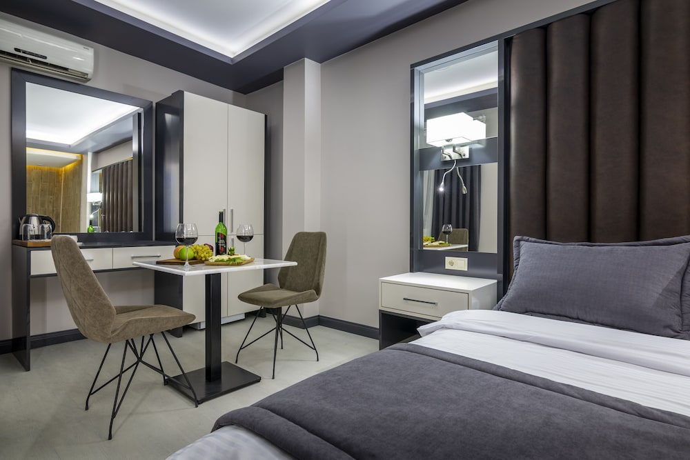 Deluxe Suite, 1 Queen Bed, Jetted Tub photo 2