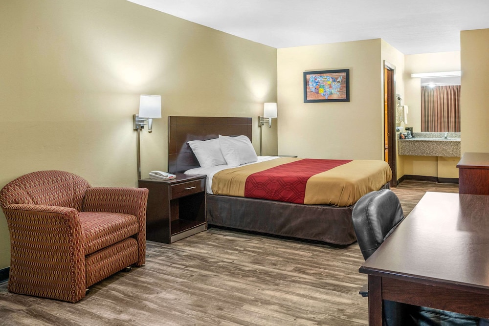 Standard Room, 1 Queen Bed, Non Smoking - Photo 1