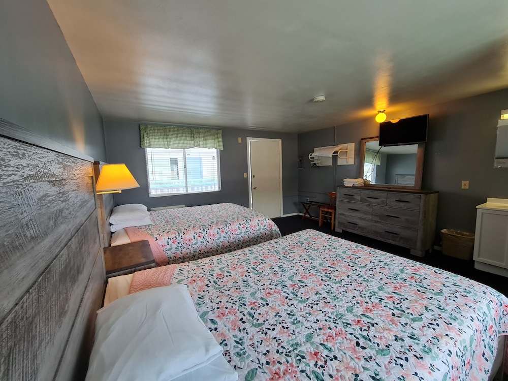 Standard Room, 1 Queen and 1 Double Bed, Kitchenette photo 2