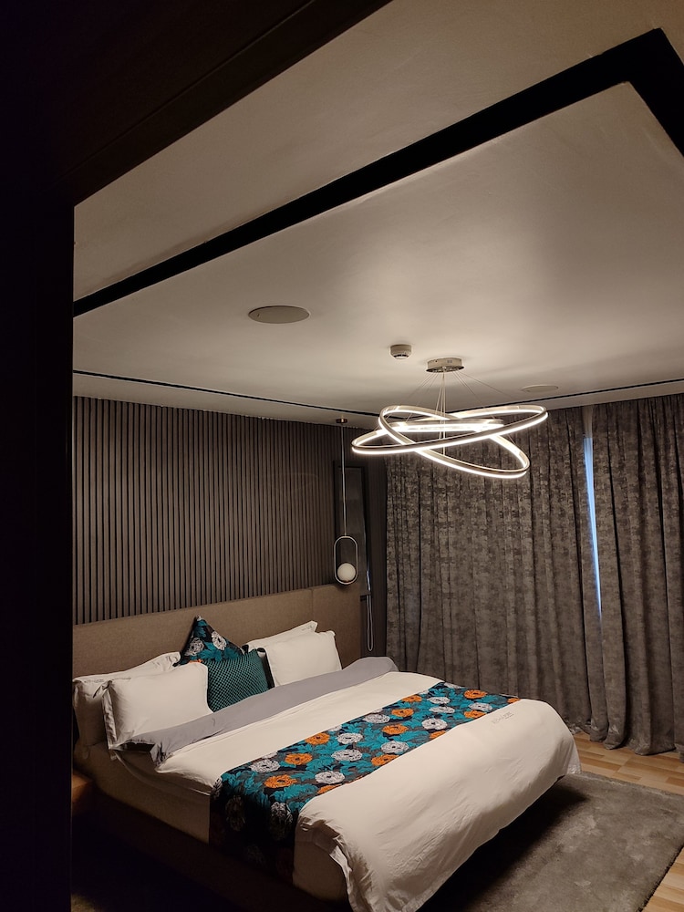 Executive Apartment, 2 Bedrooms, Kitchenette, Pool View photo 2
