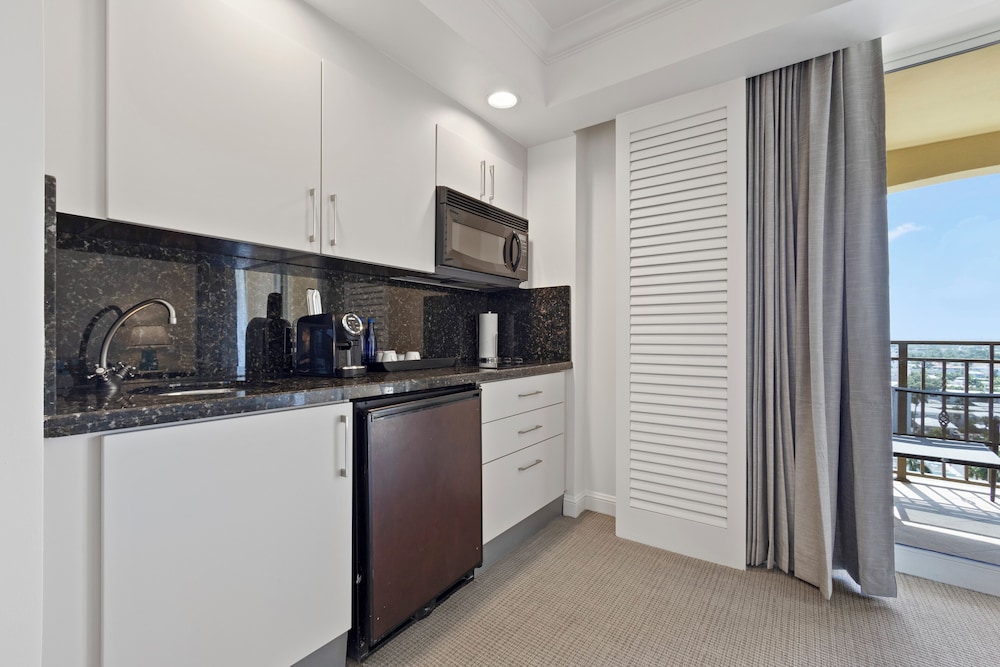 Suite, 1 King Bed with Sofa bed, City View (Sunset)