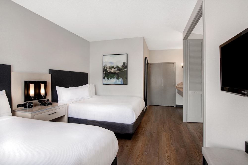 Suite, 1 King Bed, Non Smoking - Photo 2