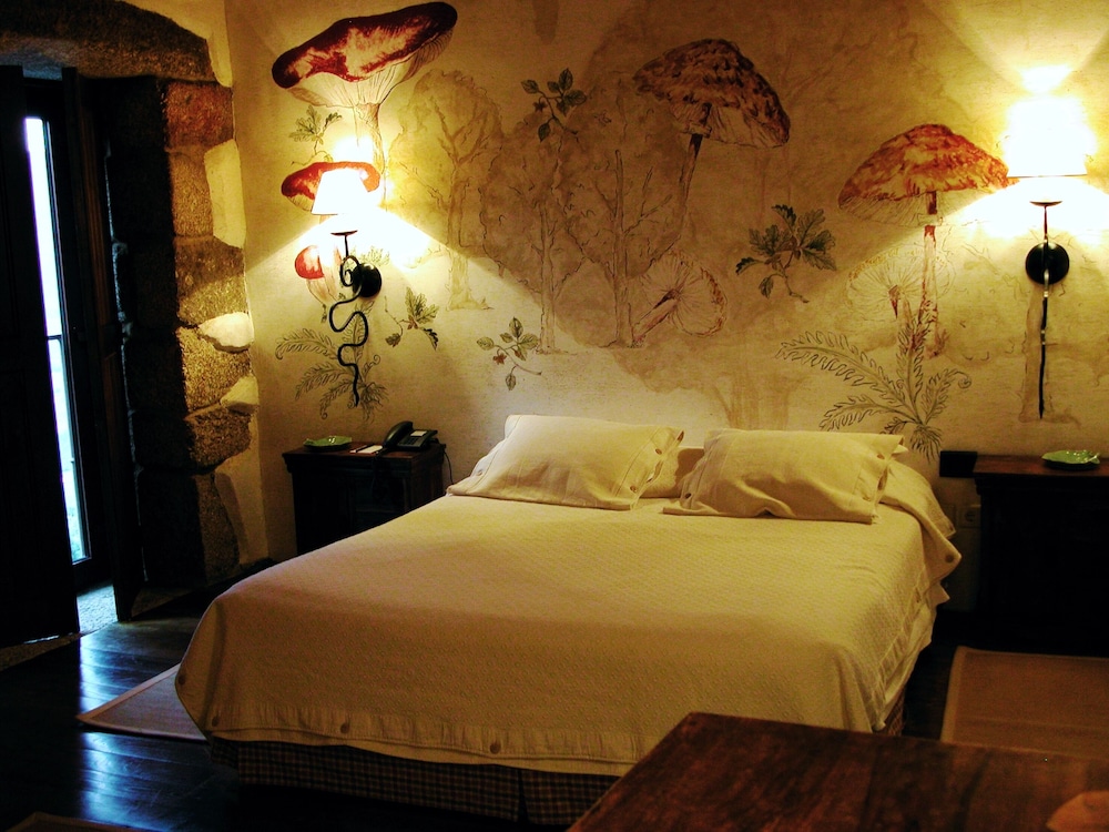 Deluxe Studio Suite, 1 Queen Bed, Non Smoking, Mountain View