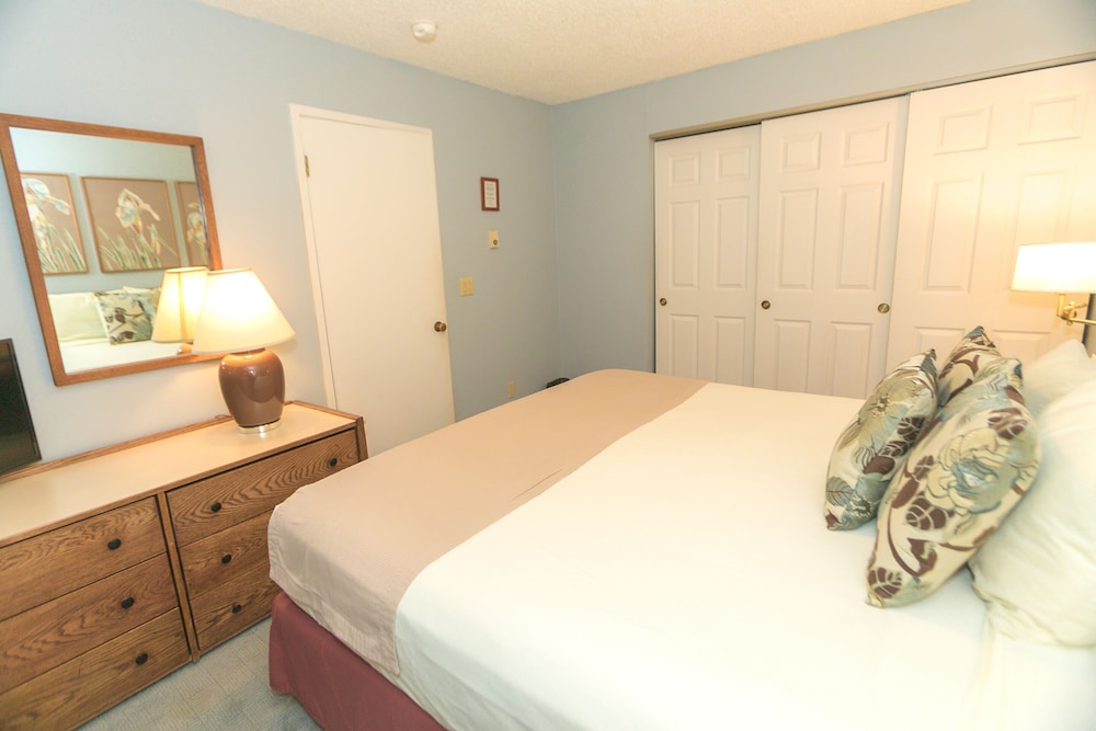 Signature Room, 1 King Bed with Sofa bed, Kitchen, Pool View (1 Bedroom Unit- 110- Pet Friendly) - Photo 2