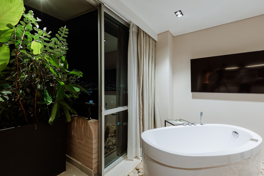 Superior Double Room, Bathtub photo 2