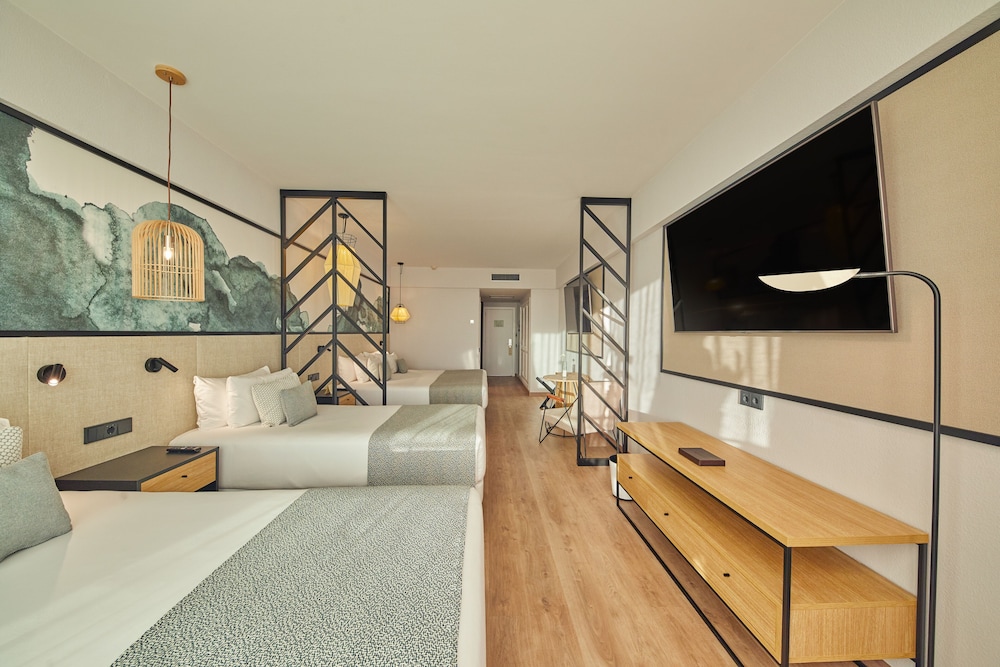 Habitación Familiar, Balcón, Vista Parcial al Océano (2 Adultos + 2 niños)