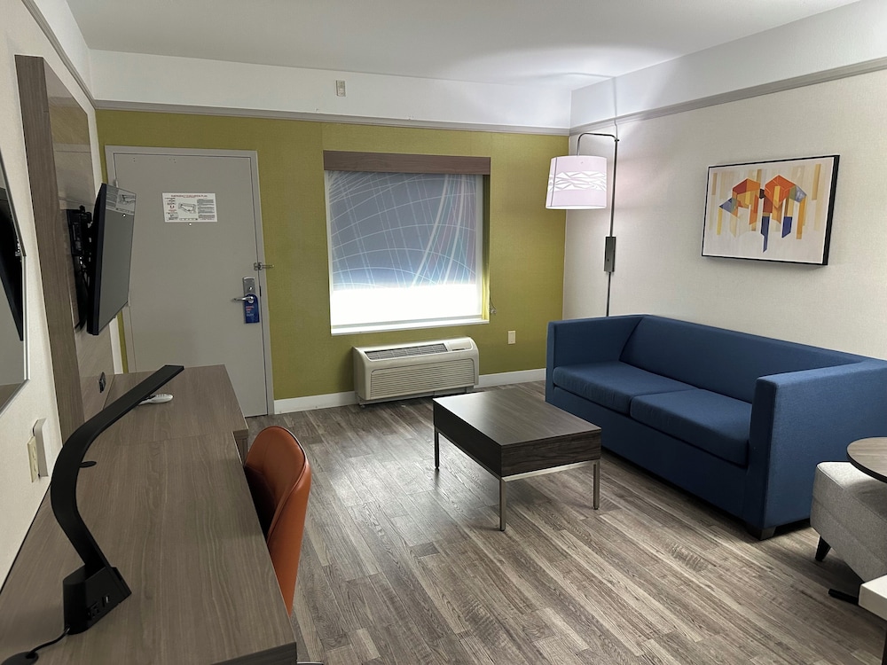Suite, Multiple Beds - Photo 5