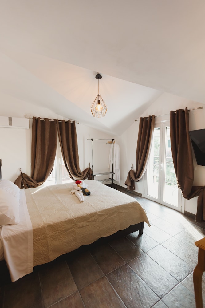 Romantic Suite, 1 King Bed, Partial Sea View photo 3