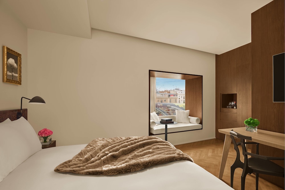 Suite, 1 King Bed thumbnail 6