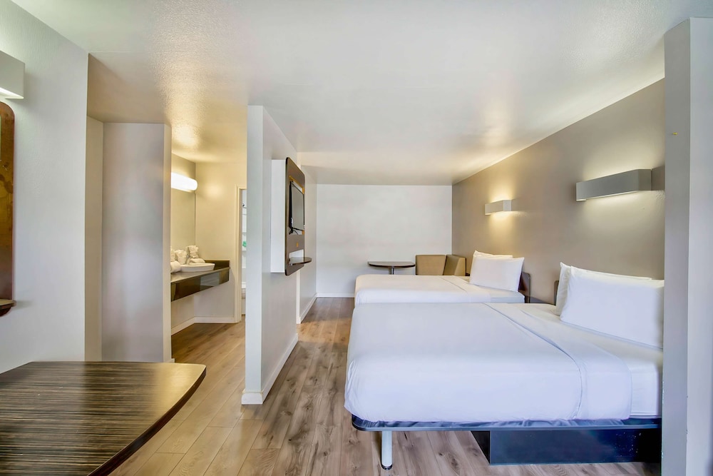 Standard Suite, 2 Double Beds, Non Smoking - Photo 1
