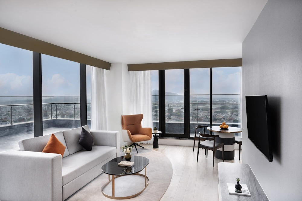 Suite, 1 King Bed, Club Lounge Access (Vinh Yen View)