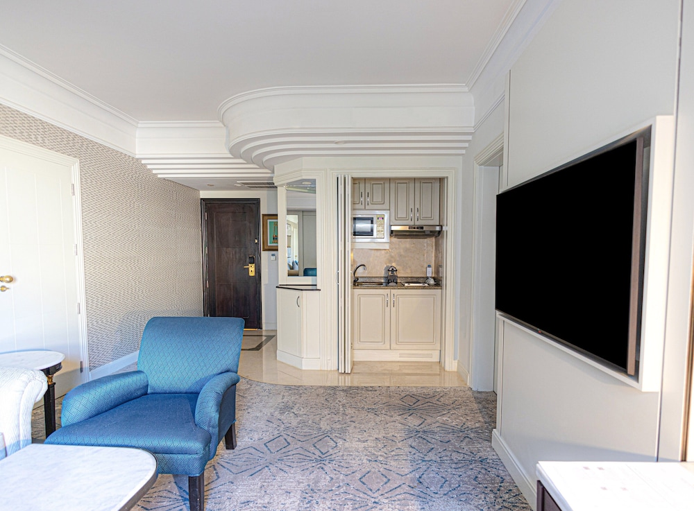 Suite, 1 Bedroom, Pool View (Ergonomic Flex Space)