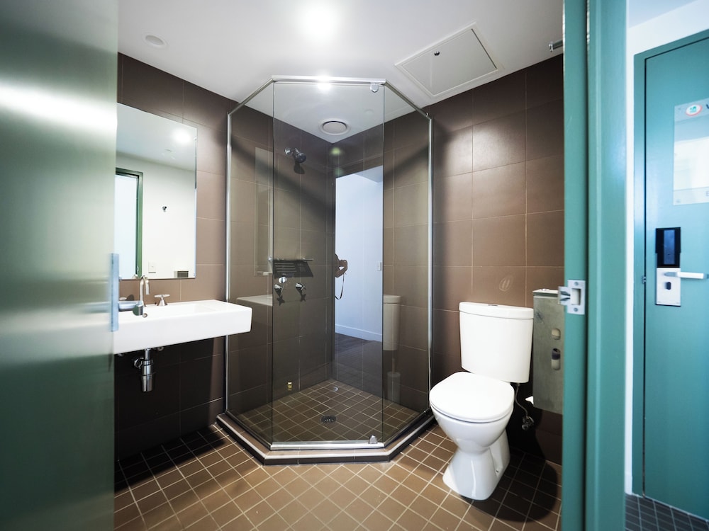 King Opera Harbour View Ensuite thumbnail 5