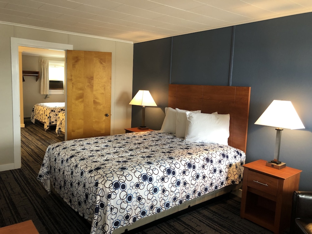 Standard 2 Room Suite, 3 Queen Beds