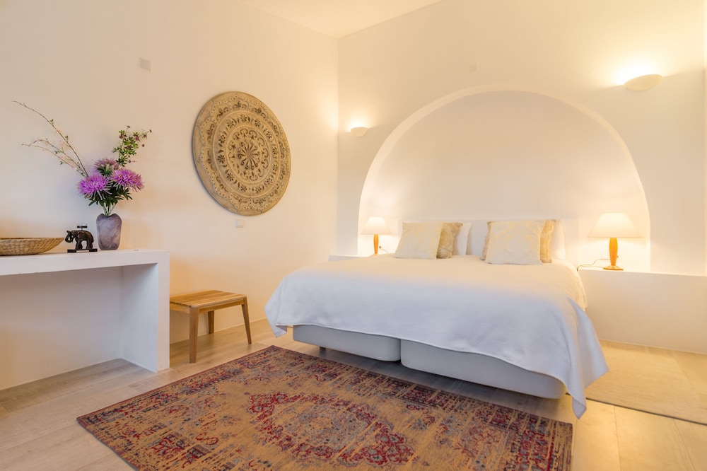 Superior Room, 1 King Bed, Refrigerator & Microwave