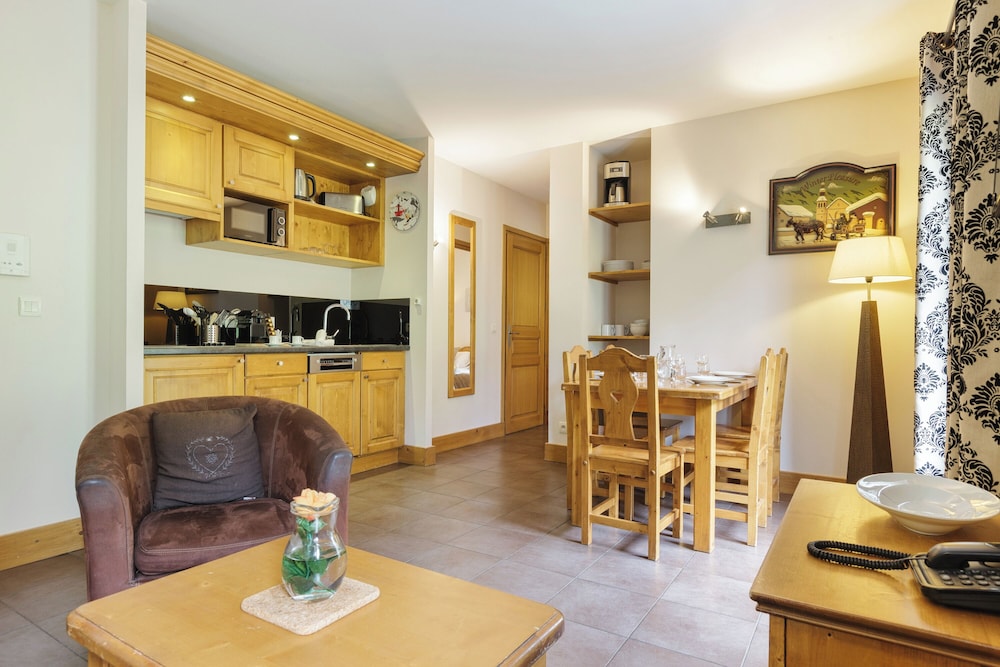 Family Apartment, 2 Bedrooms (Vallorcine Buet 43 ski in / ski out) Family Apartment, 2 Bedrooms (Vallorcine Buet 43 ski in / ski out)