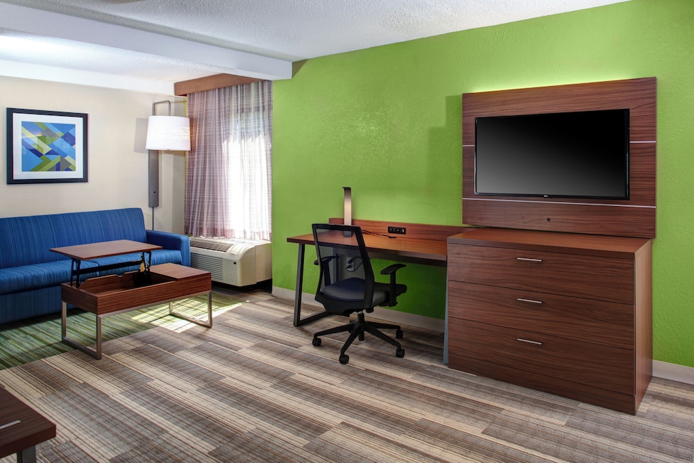 Suite, 1 Queen Bed with Sofa bed (Additional Living Area) photo 1