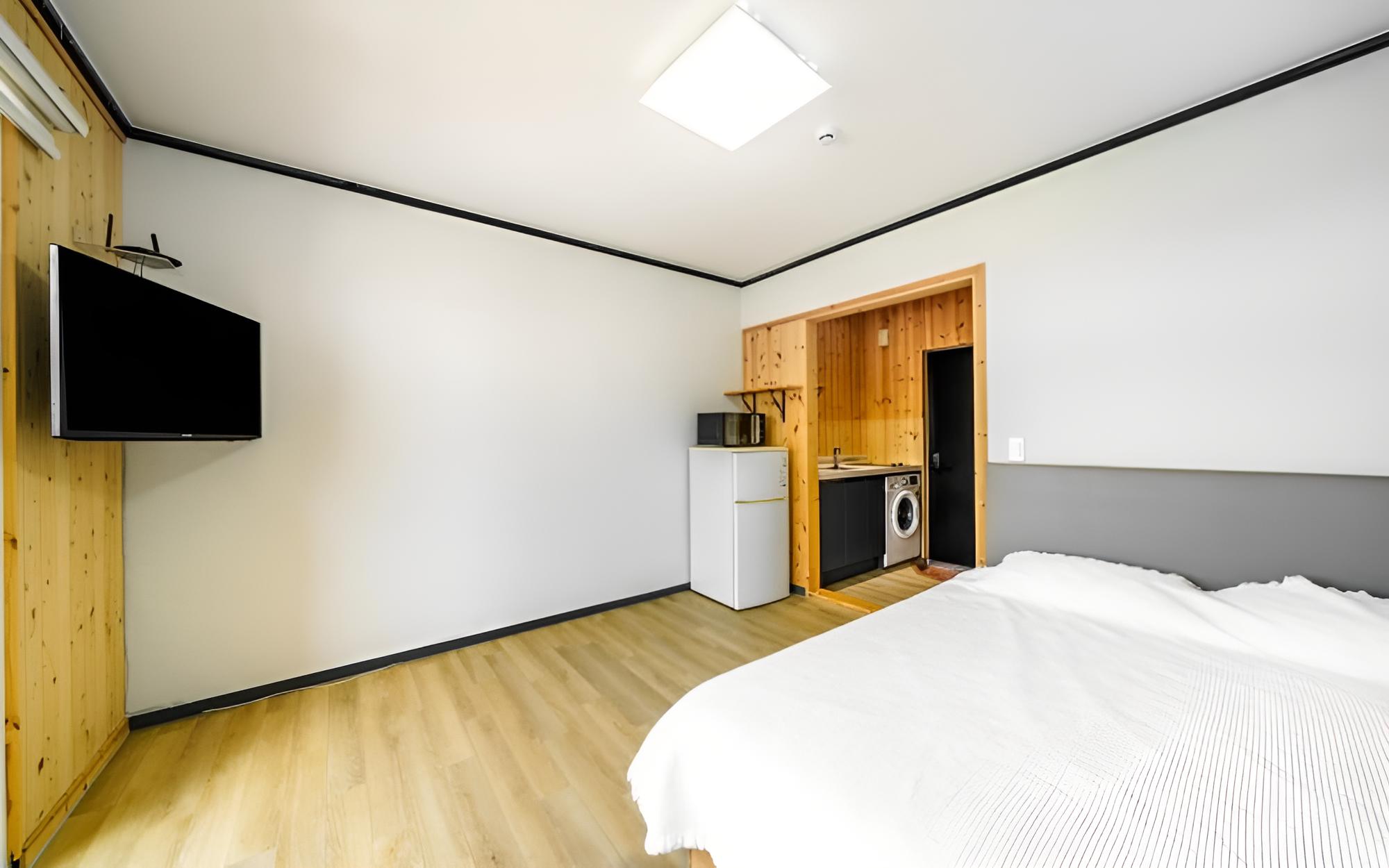 Room (201 Rosemary (Ocean View)) photo 3