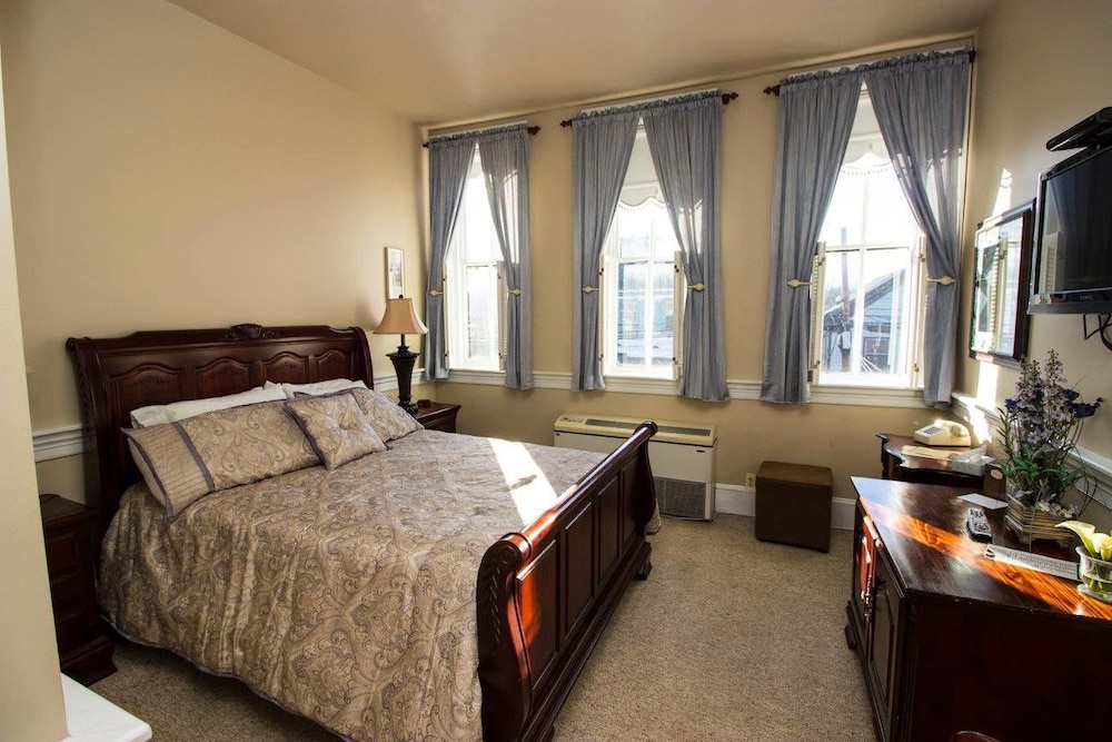 The Topaz Room photo 1