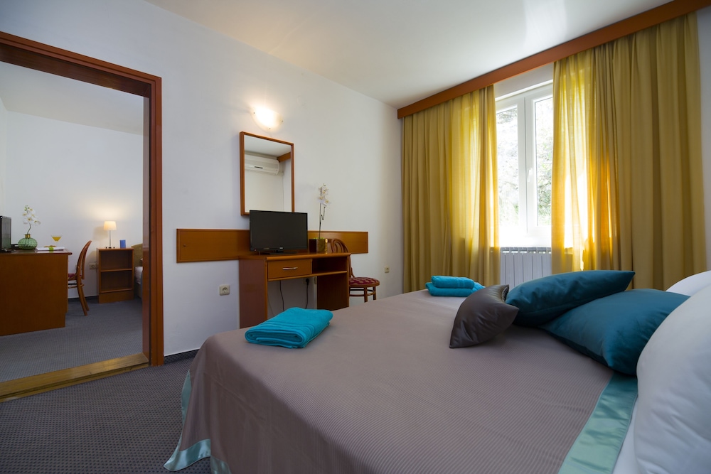 Family Room, Balcony, Sea View - Photo 1