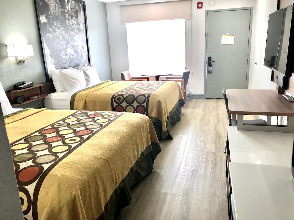 Room, Multiple Beds, Non Smoking - Photo 10
