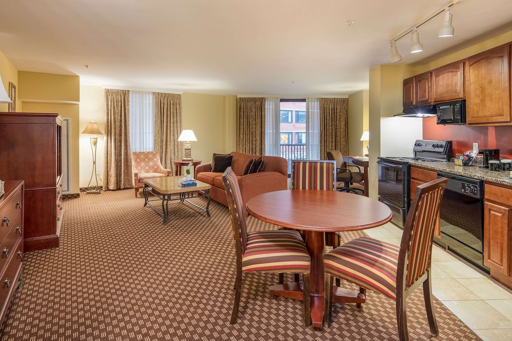 Suite, 1 King Bed with Sofa bed, Accessible, Non Smoking photo 2