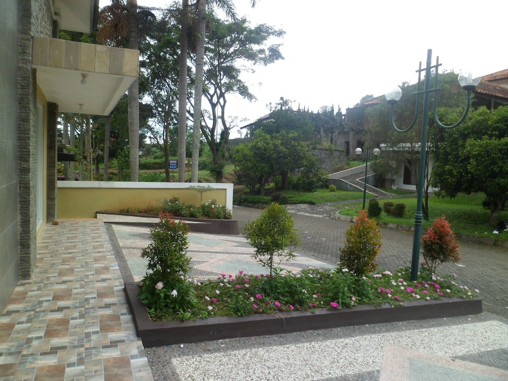 House, 5 Bedrooms photo 2