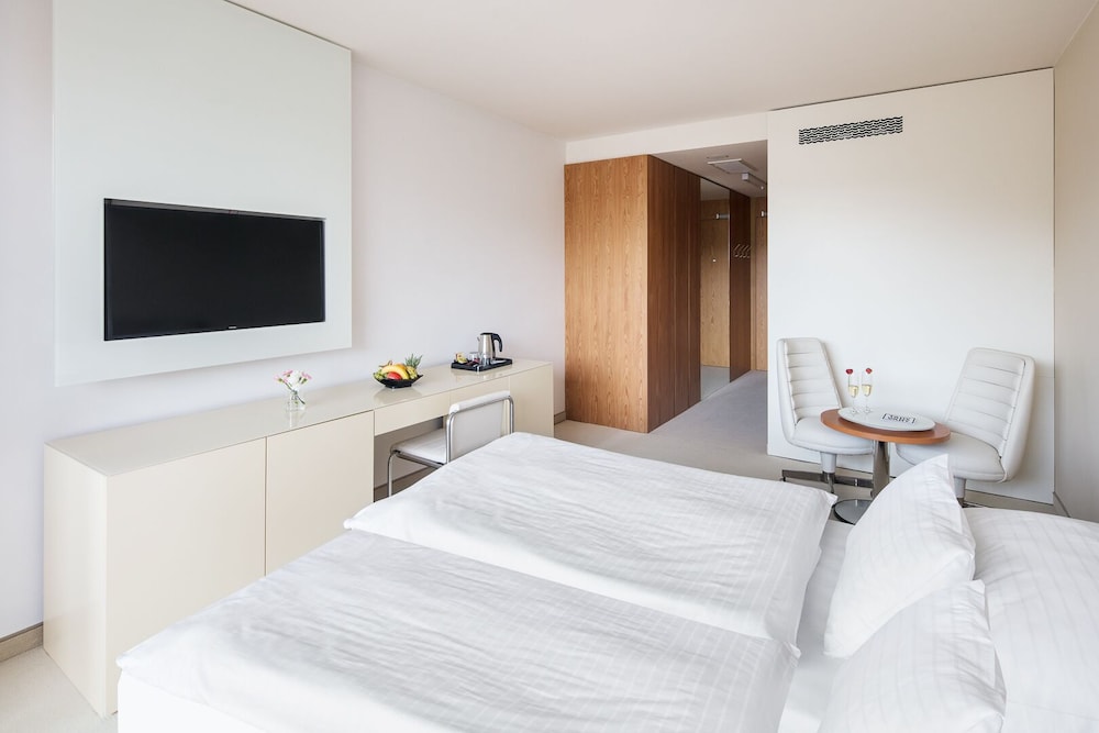 Superior Double or Twin Room, Balcony, City View - Photo 2