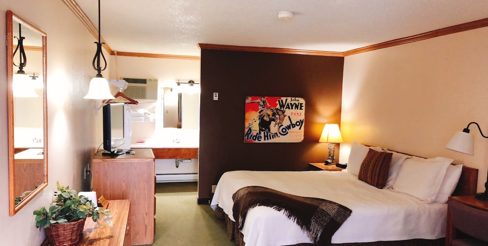 Classic Room, 1 King Bed, Non Smoking, Refrigerator & Microwave photo 3
