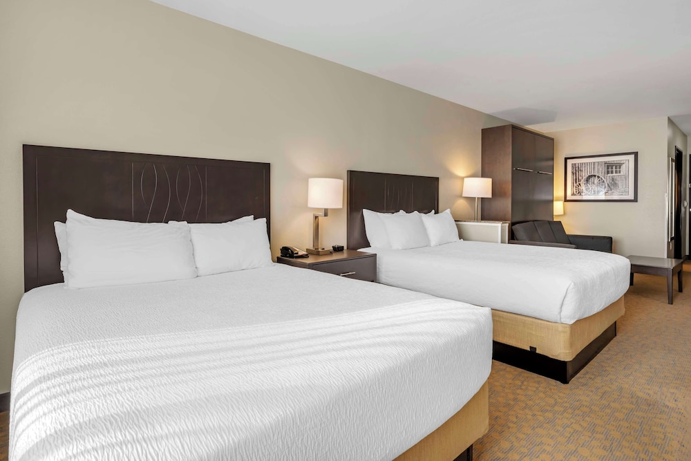 Suite, 2 Queen Beds, Non Smoking, Refrigerator & Microwave - Photo 1