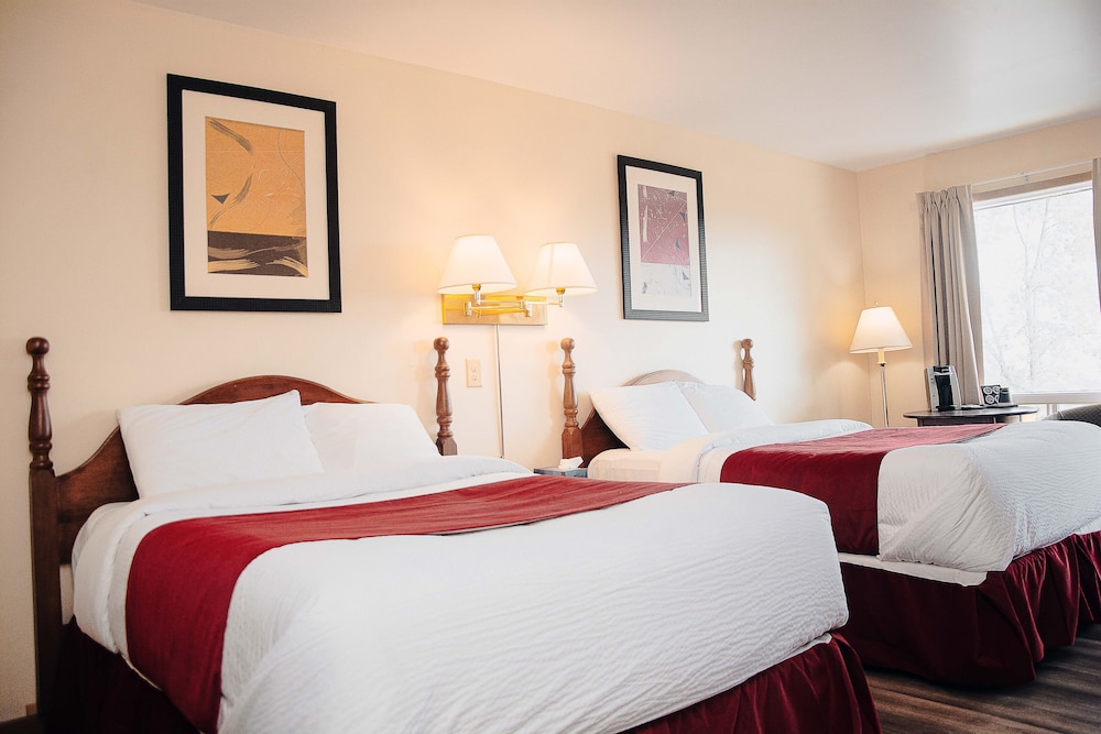 Standard Room with 2 Double Beds, Lake View photo 1