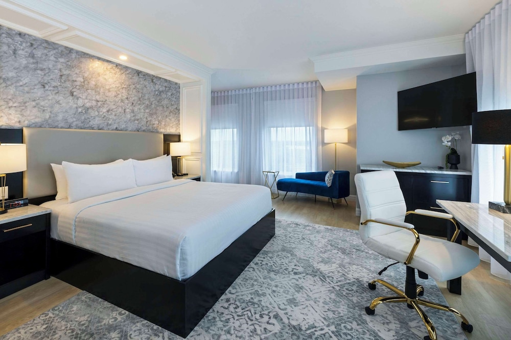 Standard Room, 1 King Bed, Non Smoking - Photo 1