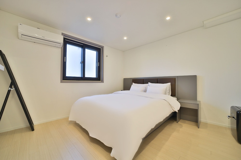 Premier Suite - Two Samsung 70" Smart TVs Included - Photo 8