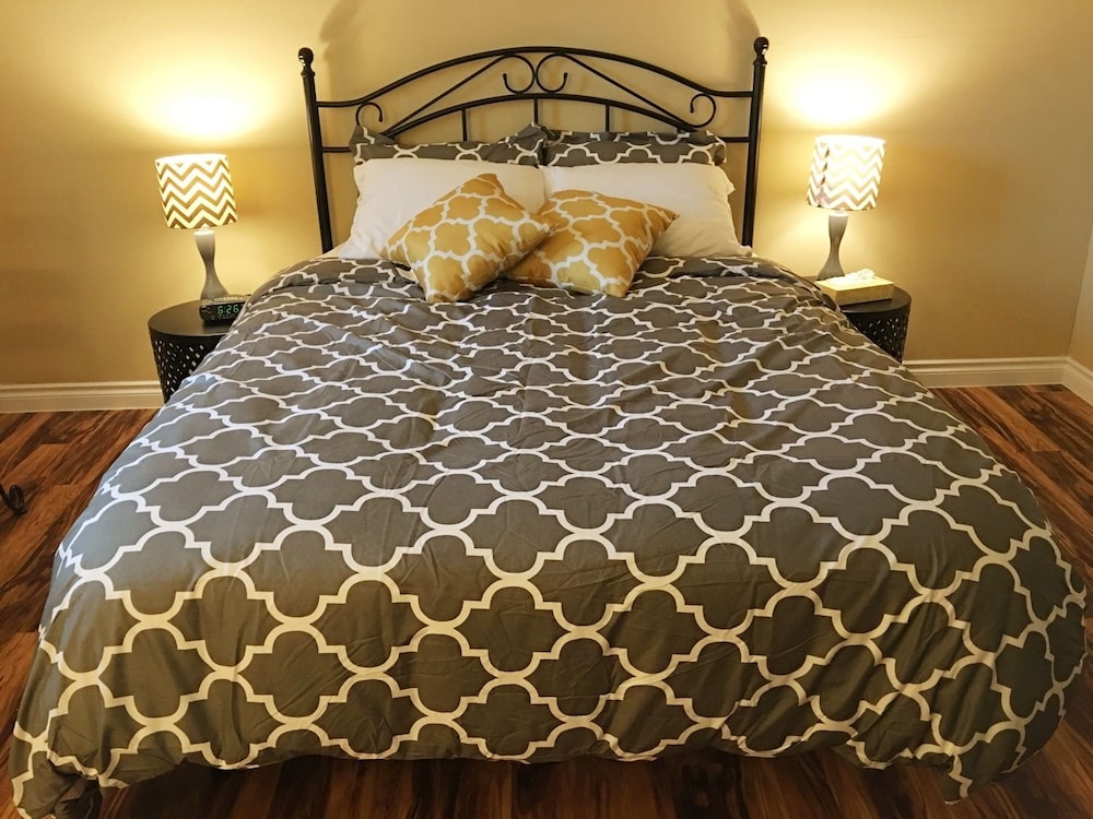 Comfort Room, 1 Queen Bed, City View photo 1