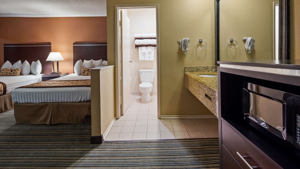 Standard Room, Multiple Beds, Non Smoking, Refrigerator & Microwave - Photo 2