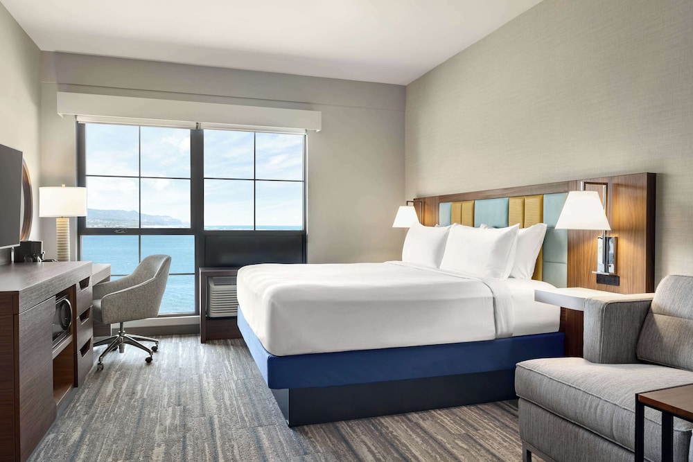 Room, 1 King Bed with Sofa bed, Refrigerator & Microwave, Ocean View photo 1