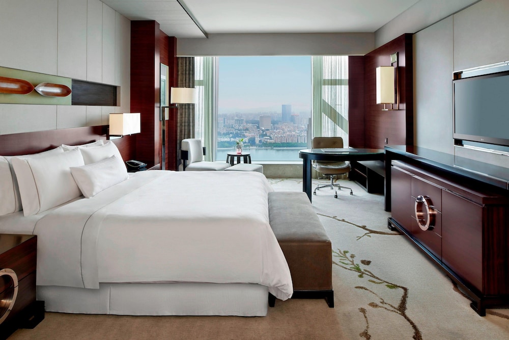 Executive Room, 1 King Bed, River View - Photo 1