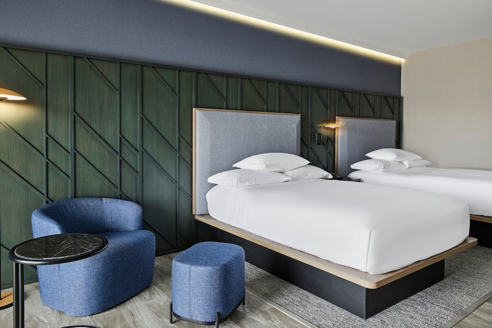 Room, 2 Queen Beds - Photo 16