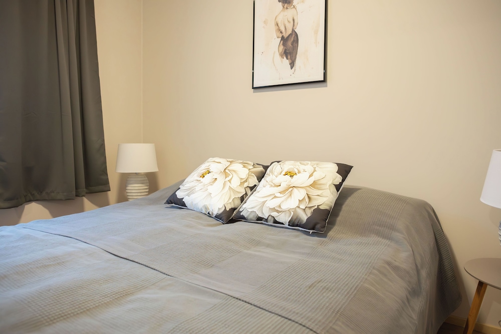 Superior Apartment, 3 Bedrooms, Fireplace, Partial Lake View (A5) photo 3