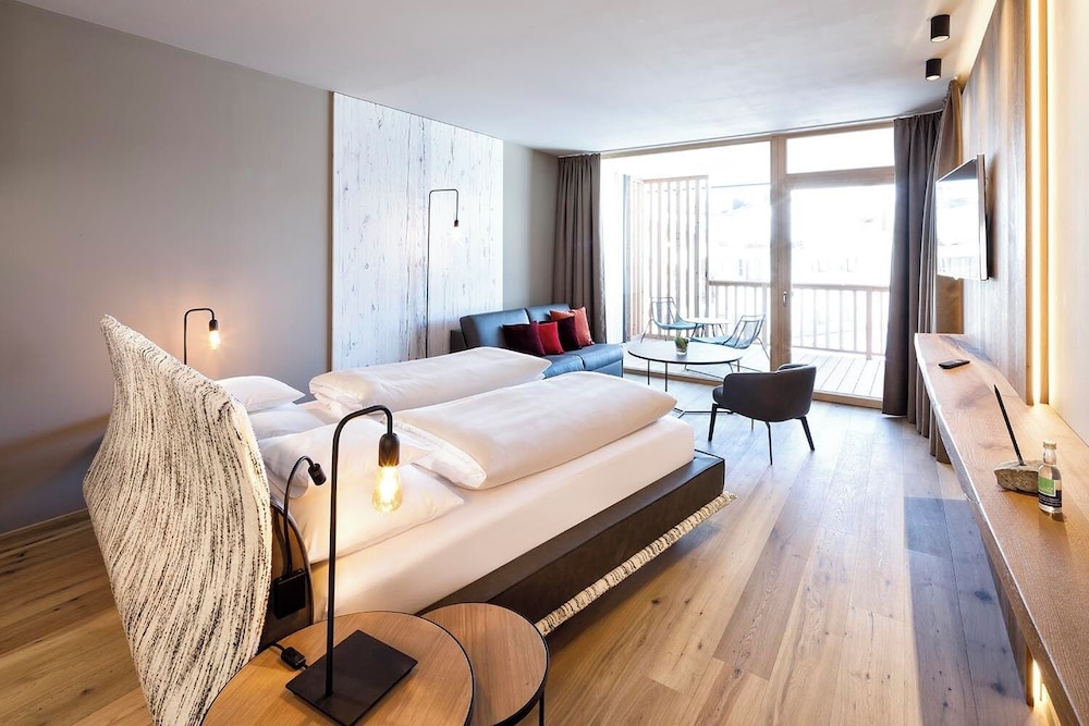 Panoramic Studio, 1 King Bed with Sofa bed, Mountain View