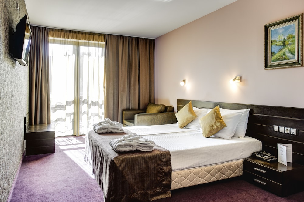 Deluxe, One Double and One Sofa Bed (15% off in the restaurant) - Photo 1