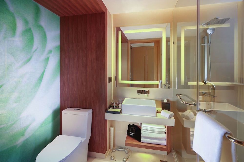 Deluxe Room, 1 King Bed, Garden View photo 2