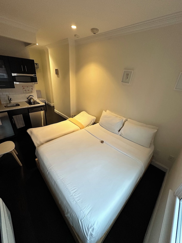Deluxe Room, 1 Queen Bed, Kitchenette photo 3